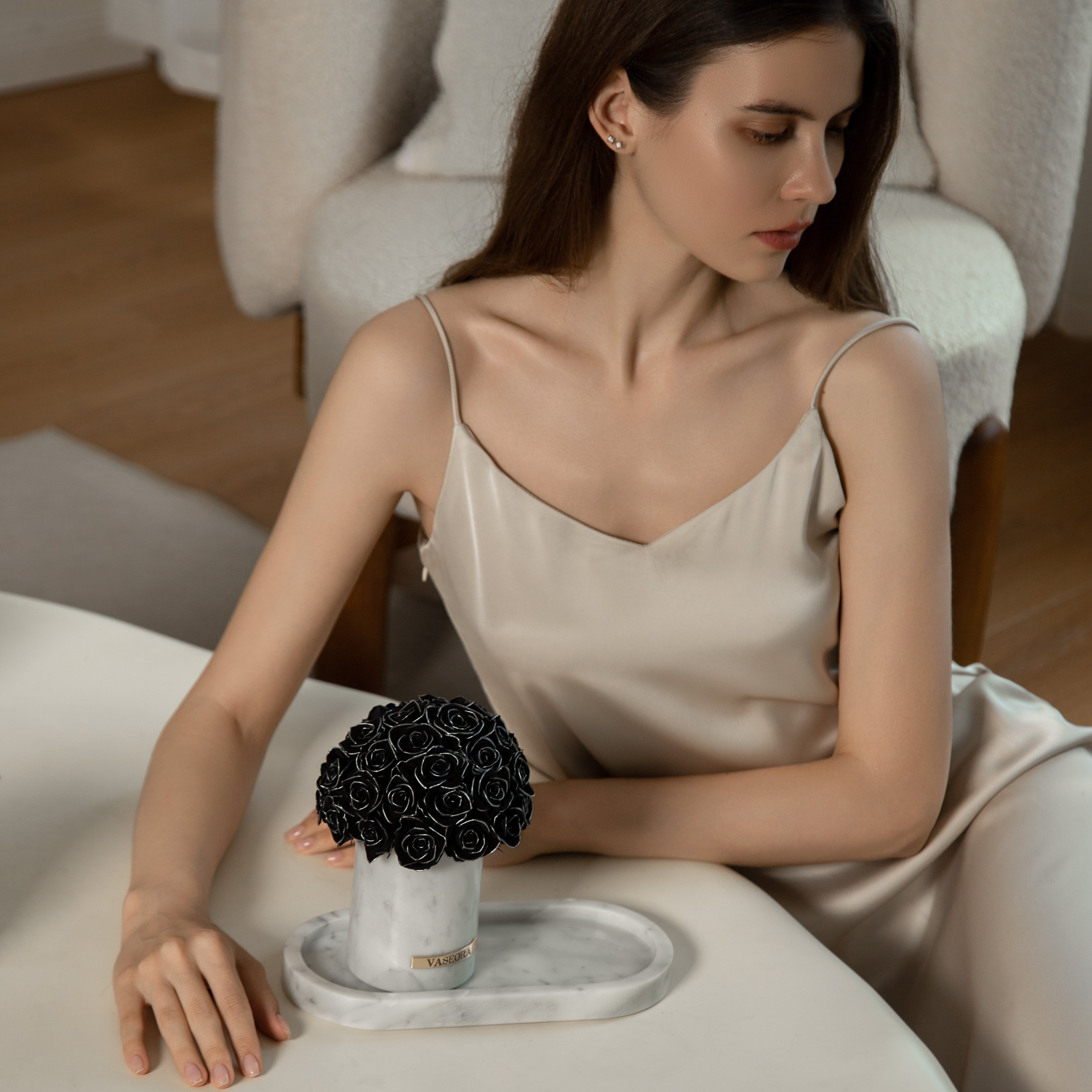 VASEORA Elegance White プリザーブドフラワー ブラック モデル着用 インテリア